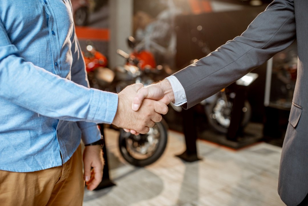 How to sell your business represented by image of 2 businessmen shaking hands.